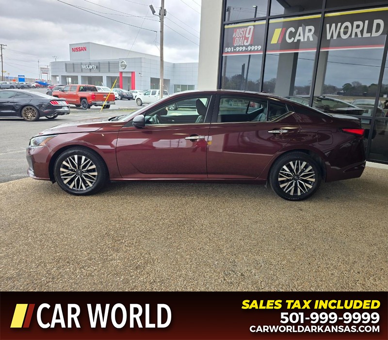 Nissan Altima Vehicle Full-screen Gallery Image 4