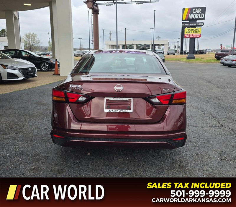 Nissan Altima Vehicle Full-screen Gallery Image 5