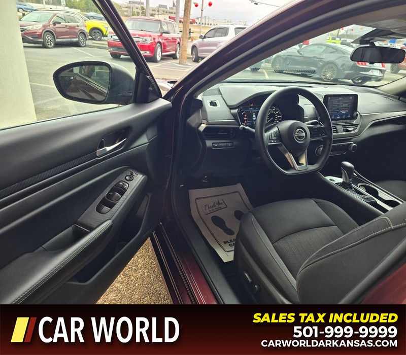 Nissan Altima Vehicle Full-screen Gallery Image 7