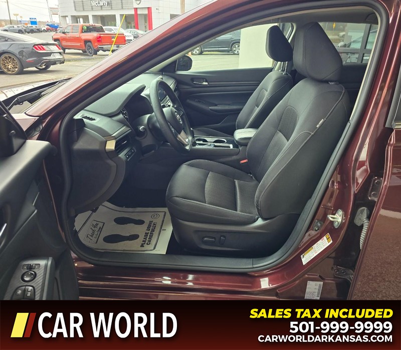 Nissan Altima Vehicle Full-screen Gallery Image 8