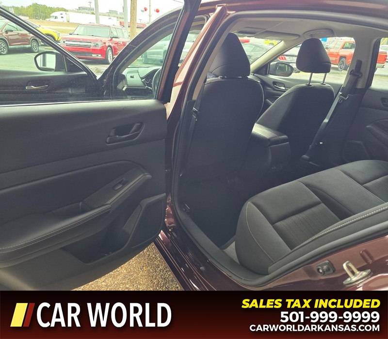 Nissan Altima Vehicle Full-screen Gallery Image 9