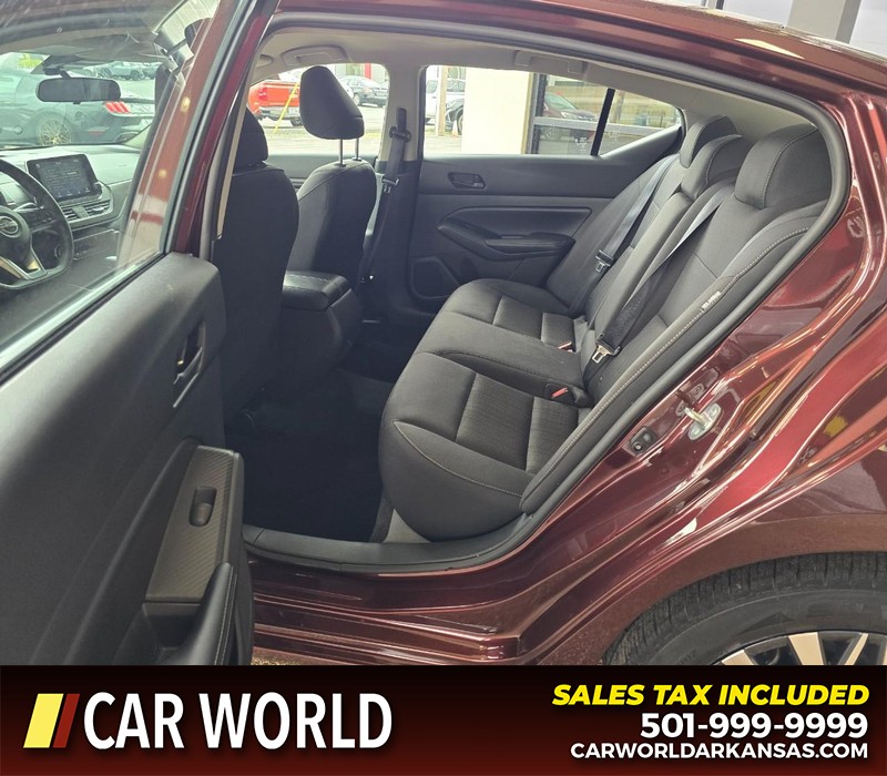 Nissan Altima Vehicle Full-screen Gallery Image 10