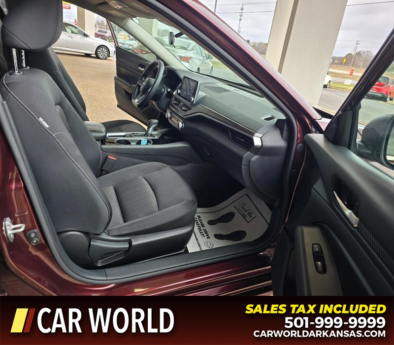 Nissan Altima Vehicle Full-screen Gallery Image 11