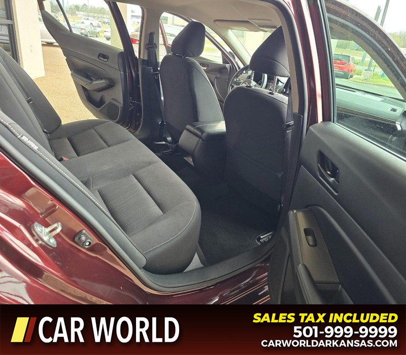 Nissan Altima Vehicle Full-screen Gallery Image 12