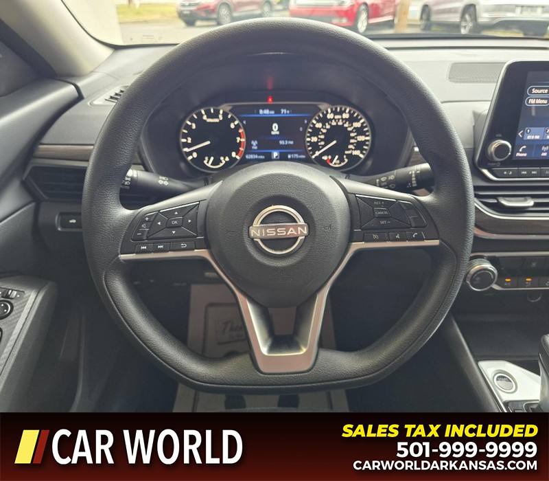 Nissan Altima Vehicle Full-screen Gallery Image 15