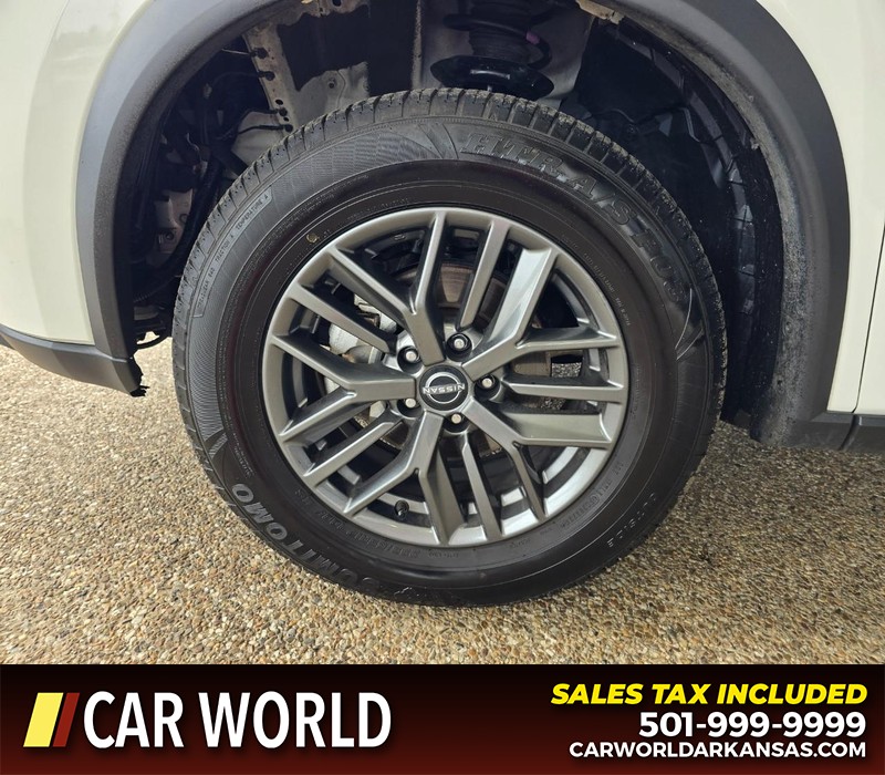 Nissan Rogue Vehicle Full-screen Gallery Image 6