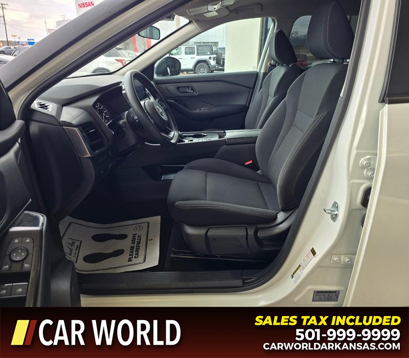 Nissan Rogue Vehicle Full-screen Gallery Image 8