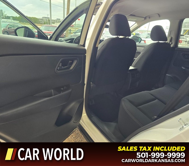 Nissan Rogue Vehicle Full-screen Gallery Image 9