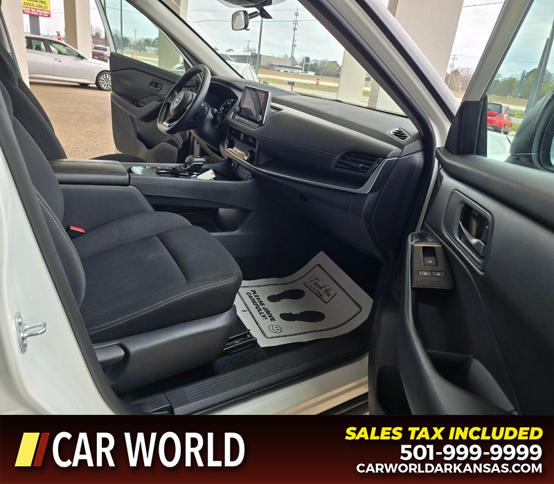 Nissan Rogue Vehicle Full-screen Gallery Image 11