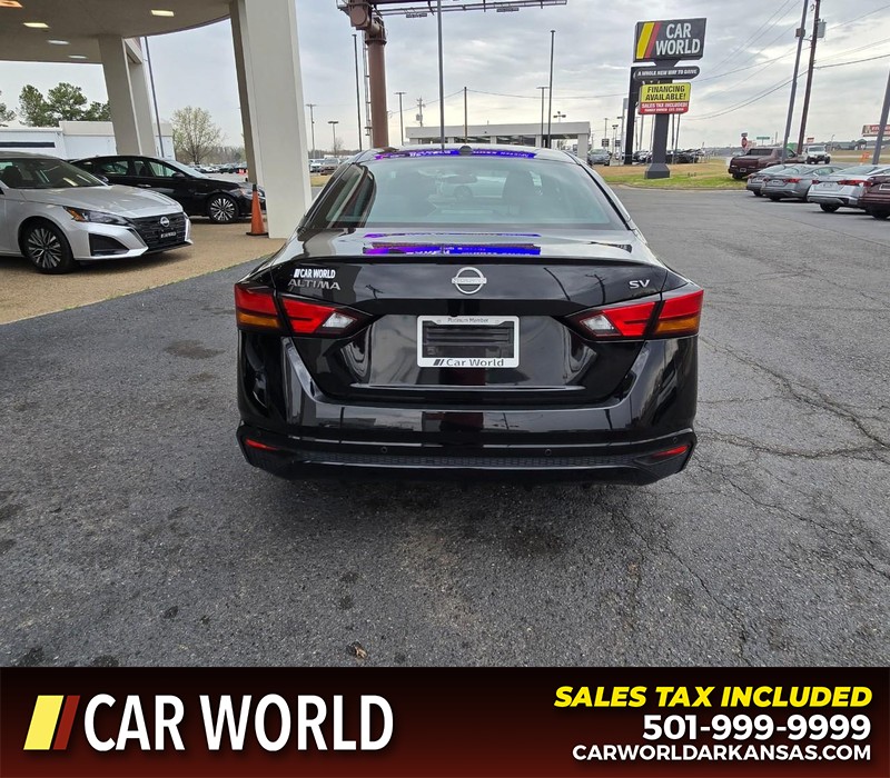 Nissan Altima Vehicle Full-screen Gallery Image 5