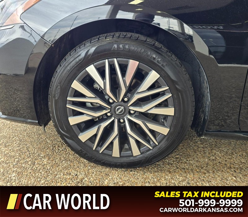 Nissan Altima Vehicle Full-screen Gallery Image 6