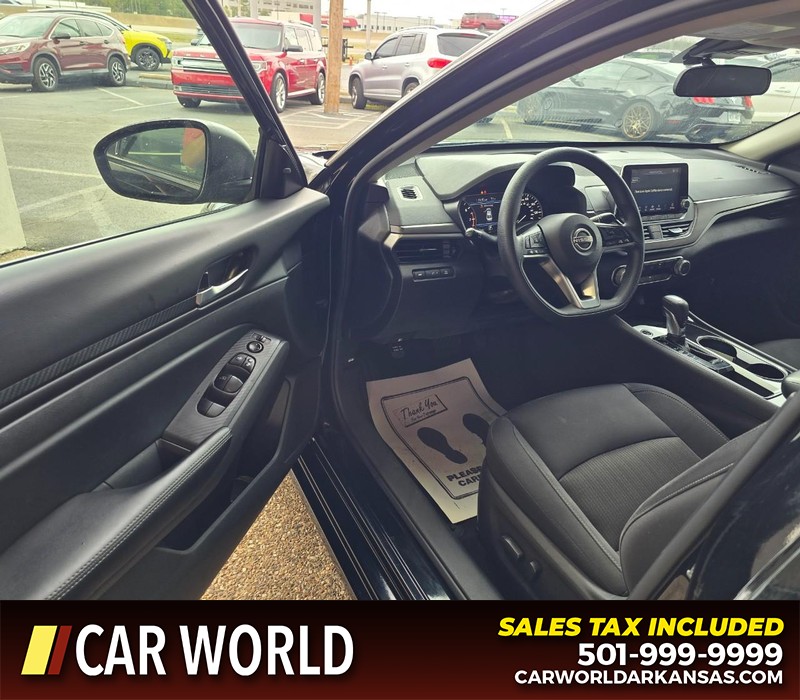 Nissan Altima Vehicle Full-screen Gallery Image 7