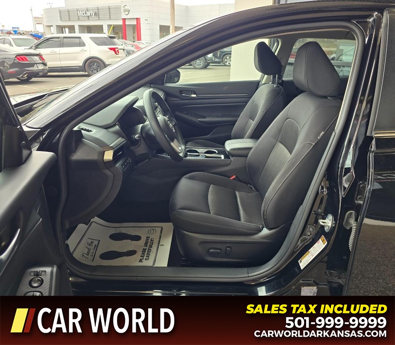 Nissan Altima Vehicle Full-screen Gallery Image 8