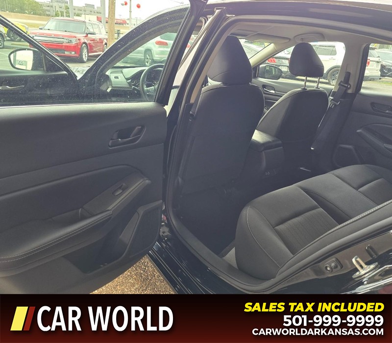 Nissan Altima Vehicle Full-screen Gallery Image 9