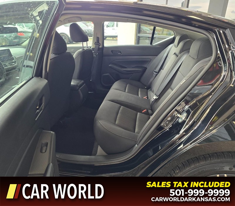 Nissan Altima Vehicle Full-screen Gallery Image 10