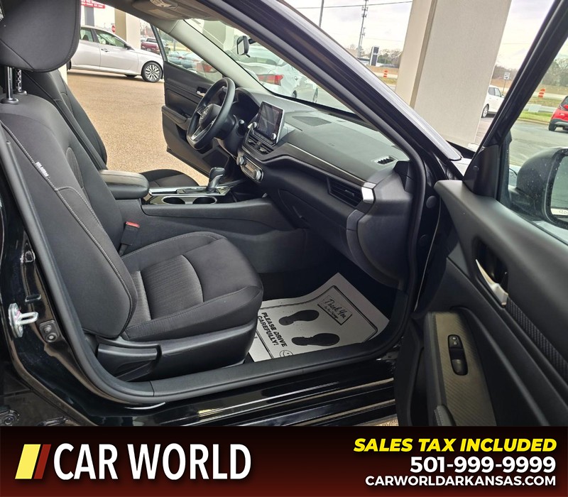 Nissan Altima Vehicle Full-screen Gallery Image 11