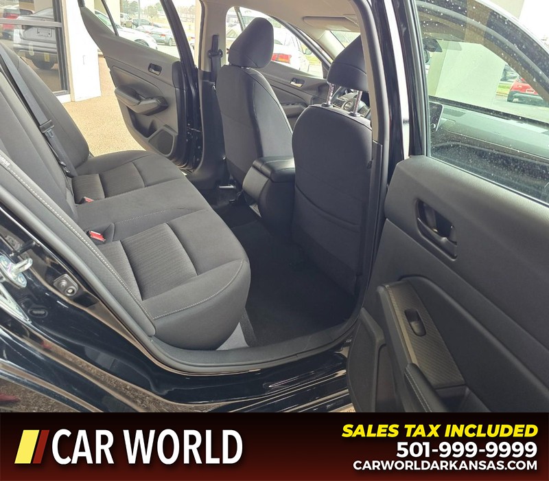 Nissan Altima Vehicle Full-screen Gallery Image 12