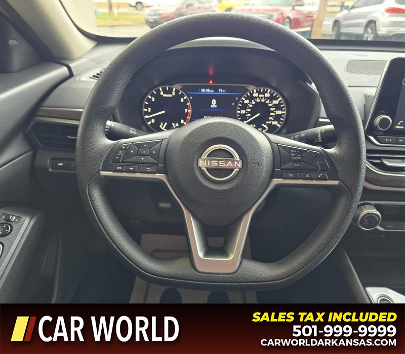 Nissan Altima Vehicle Full-screen Gallery Image 15