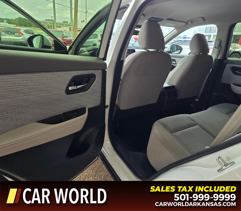 Nissan Rogue Vehicle Full-screen Gallery Image 9