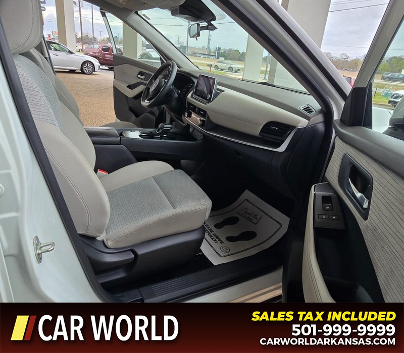 Nissan Rogue Vehicle Full-screen Gallery Image 11