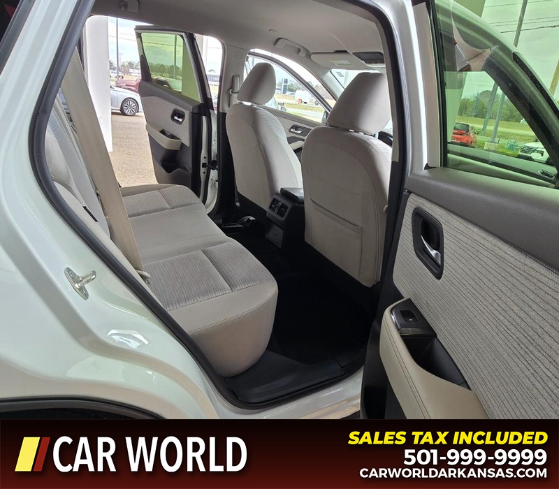 Nissan Rogue Vehicle Full-screen Gallery Image 12