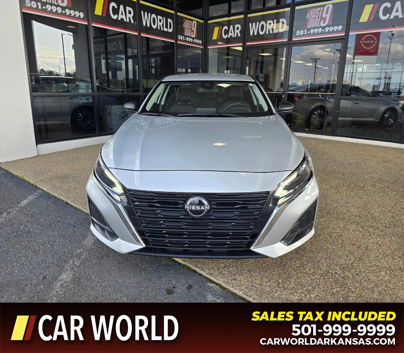 Nissan Altima Vehicle Full-screen Gallery Image 2