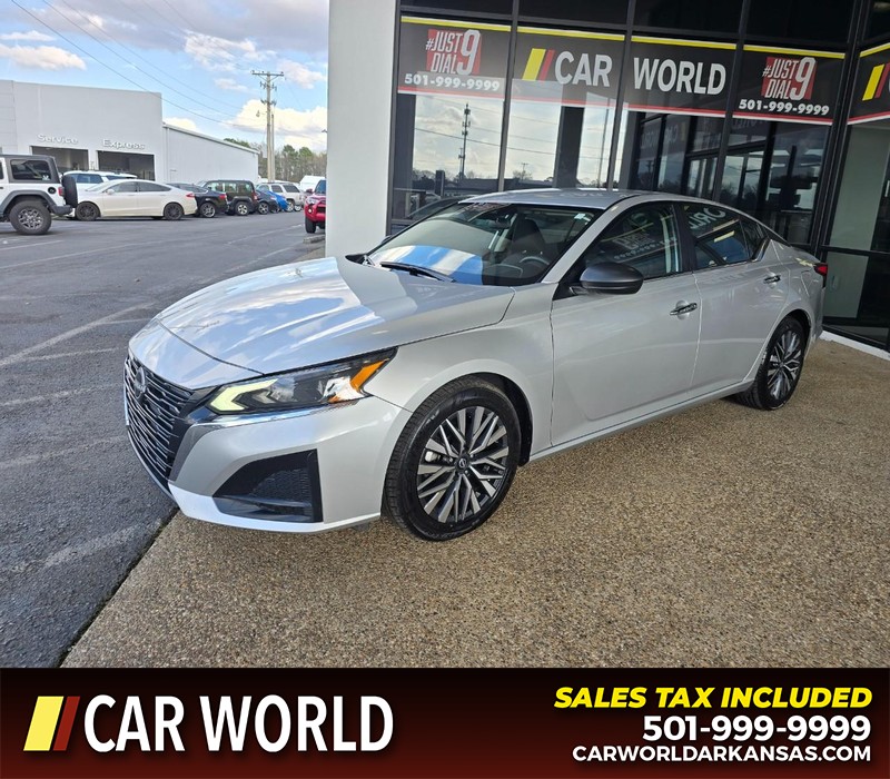 Nissan Altima Vehicle Full-screen Gallery Image 3