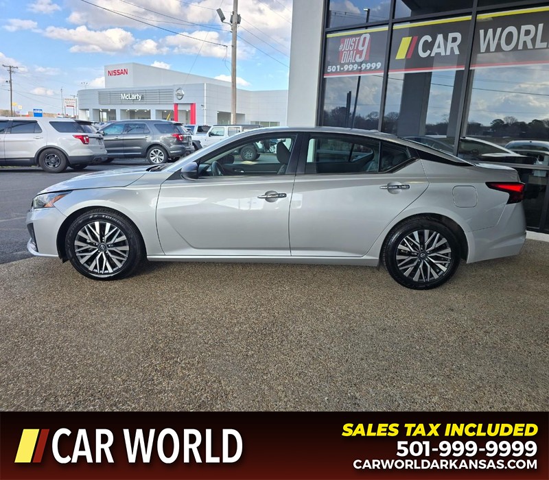 Nissan Altima Vehicle Full-screen Gallery Image 4