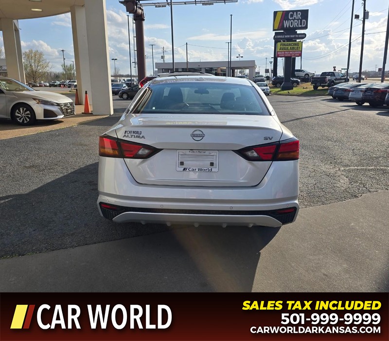 Nissan Altima Vehicle Full-screen Gallery Image 5