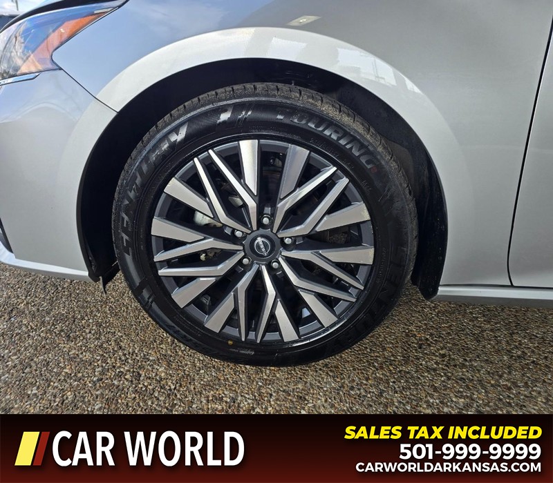 Nissan Altima Vehicle Full-screen Gallery Image 6