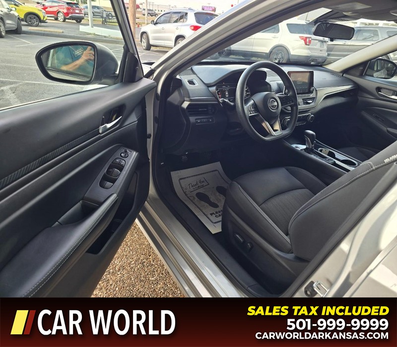 Nissan Altima Vehicle Full-screen Gallery Image 7