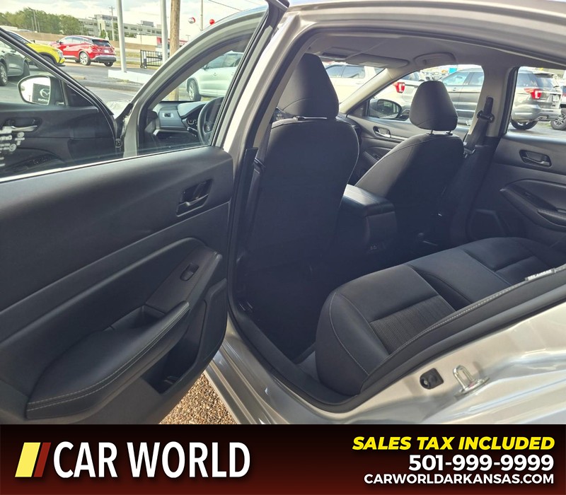 Nissan Altima Vehicle Full-screen Gallery Image 9