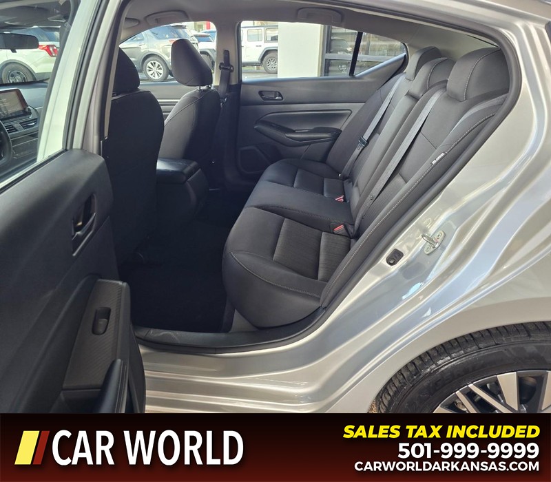 Nissan Altima Vehicle Full-screen Gallery Image 10