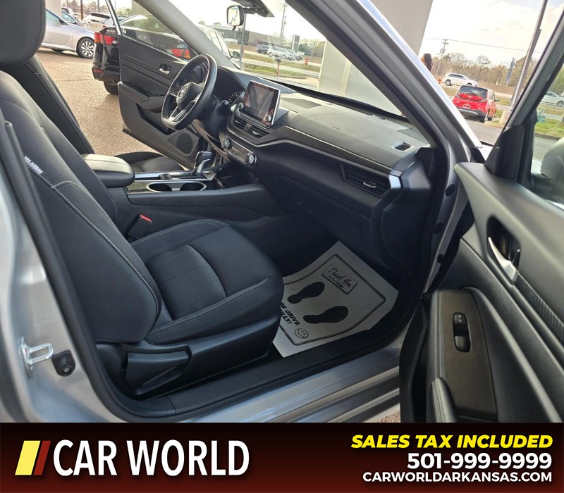 Nissan Altima Vehicle Full-screen Gallery Image 11