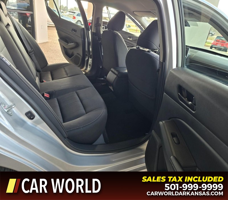 Nissan Altima Vehicle Full-screen Gallery Image 12