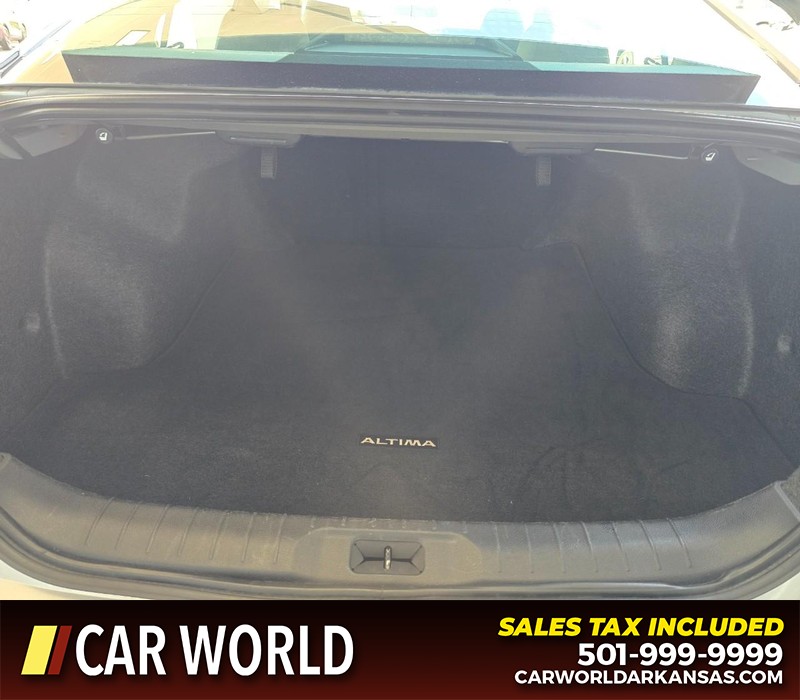 Nissan Altima Vehicle Full-screen Gallery Image 13