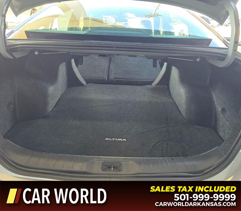 Nissan Altima Vehicle Full-screen Gallery Image 14