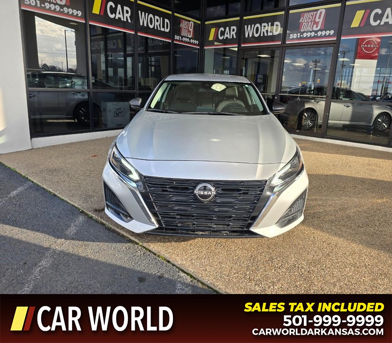 Nissan Altima Vehicle Full-screen Gallery Image 2