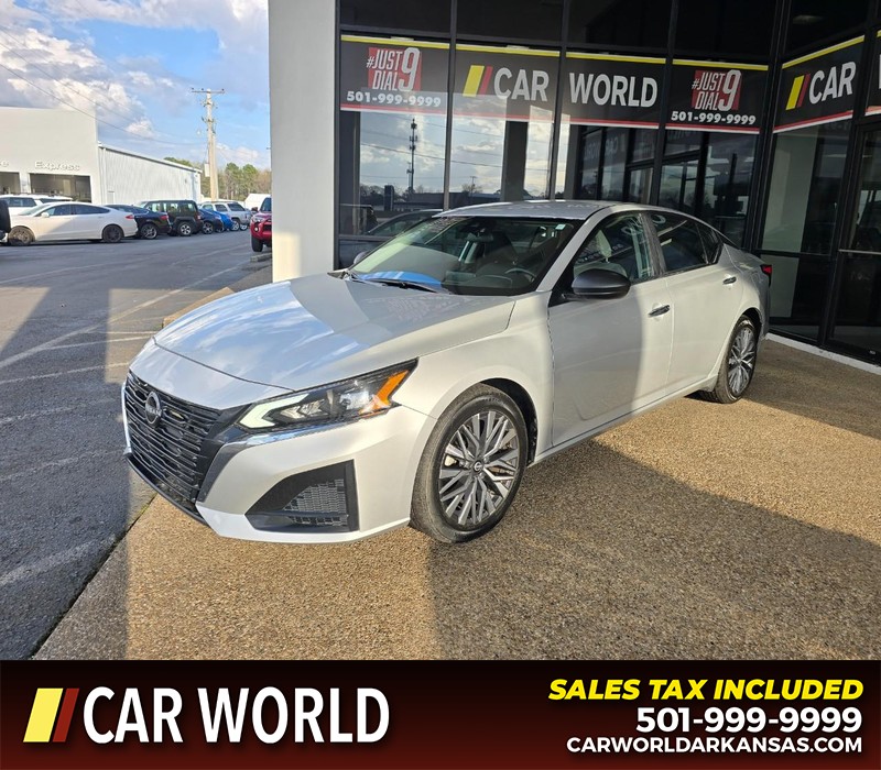 Nissan Altima Vehicle Full-screen Gallery Image 3