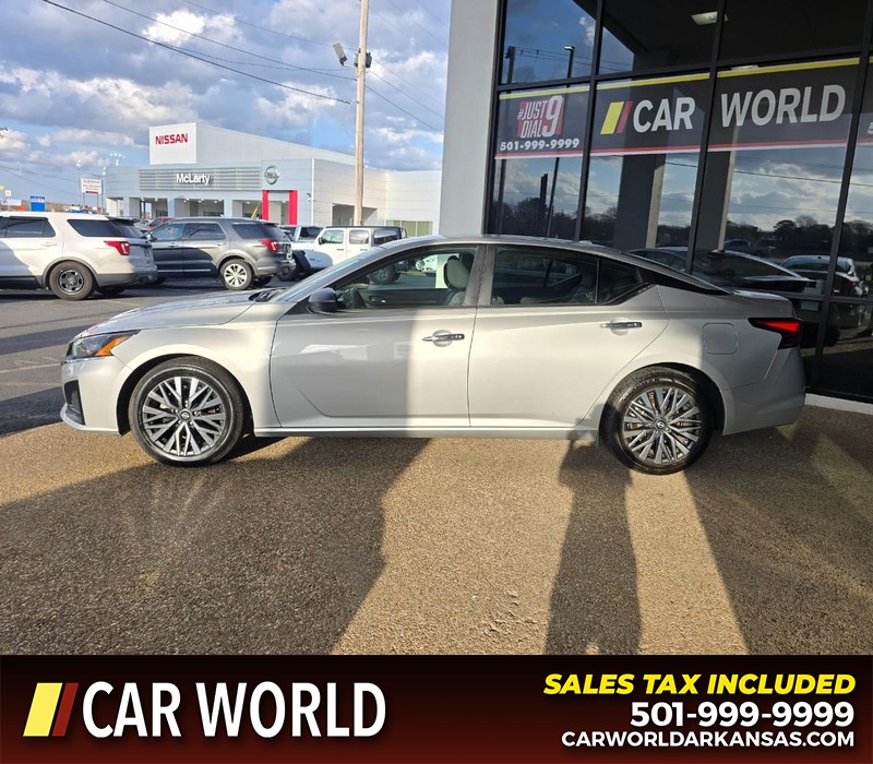 Nissan Altima Vehicle Full-screen Gallery Image 4