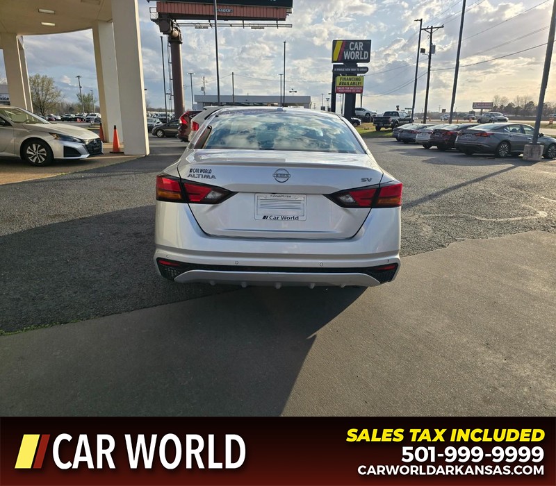 Nissan Altima Vehicle Full-screen Gallery Image 5