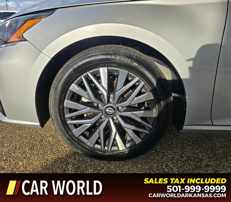 Nissan Altima Vehicle Full-screen Gallery Image 6