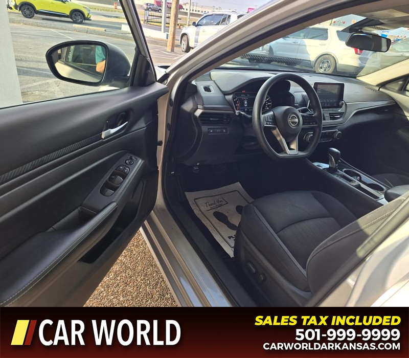 Nissan Altima Vehicle Full-screen Gallery Image 7