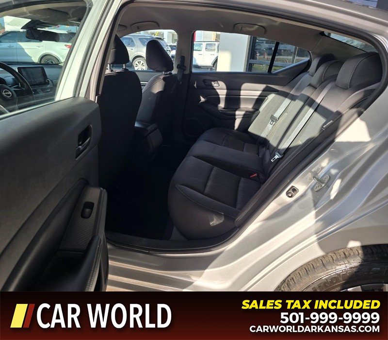 Nissan Altima Vehicle Full-screen Gallery Image 10