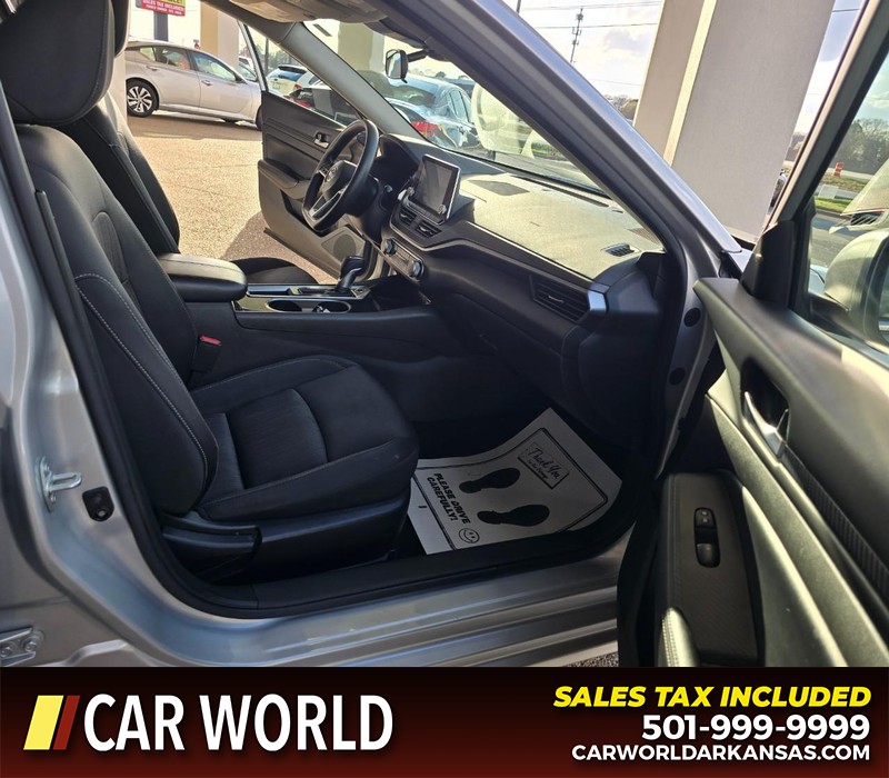 Nissan Altima Vehicle Full-screen Gallery Image 11