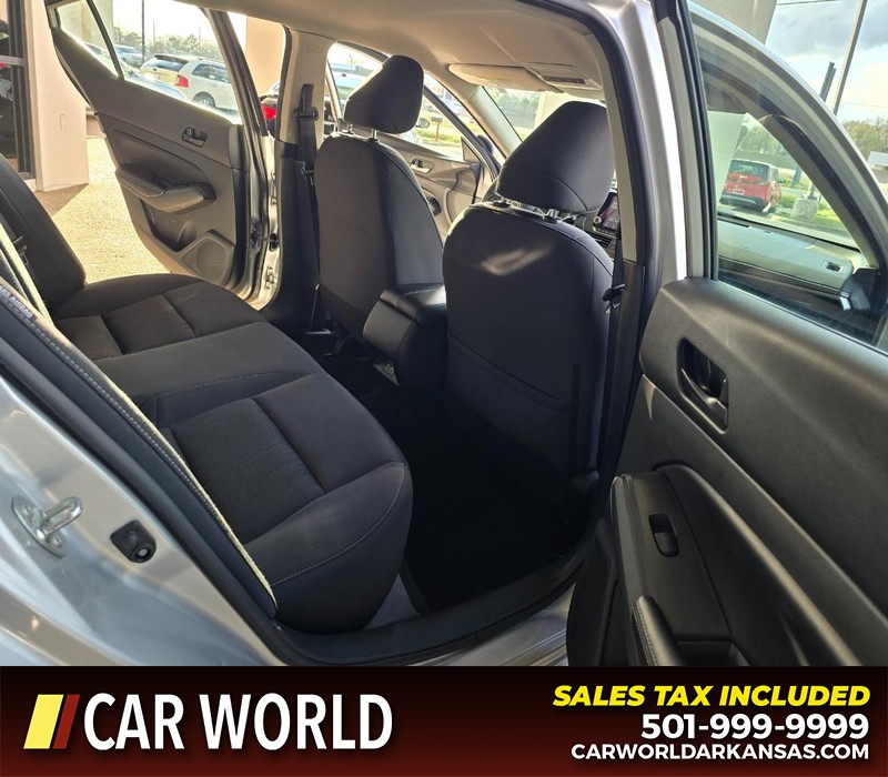 Nissan Altima Vehicle Full-screen Gallery Image 12