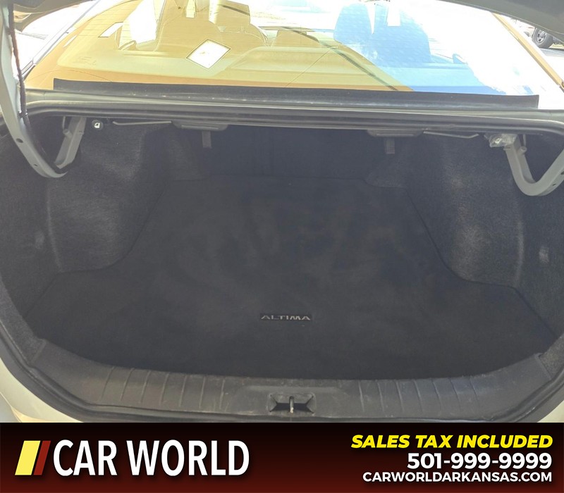 Nissan Altima Vehicle Full-screen Gallery Image 13