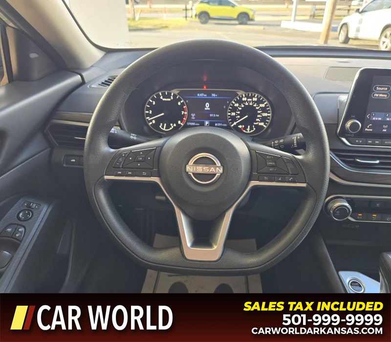 Nissan Altima Vehicle Full-screen Gallery Image 15