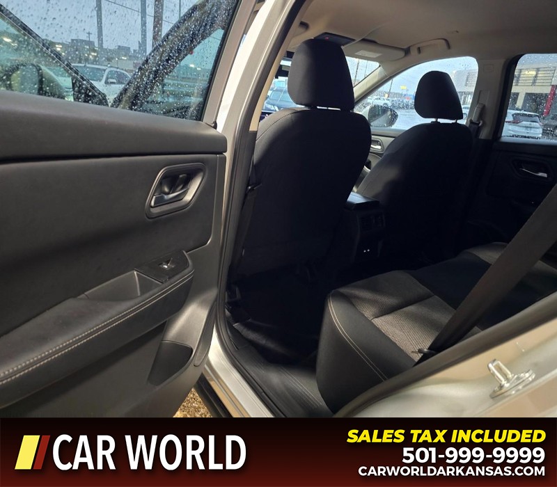 Nissan Rogue Vehicle Full-screen Gallery Image 9