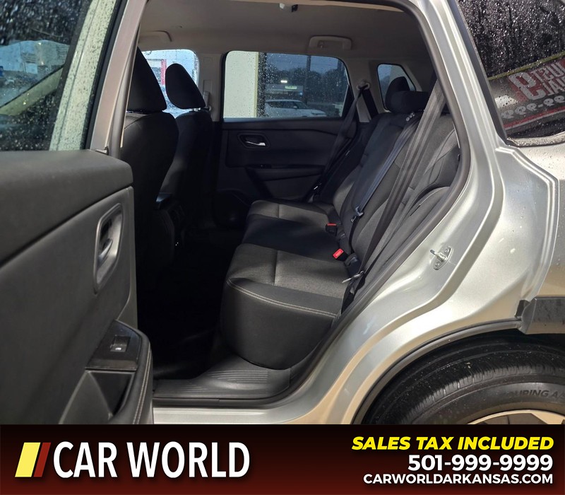 Nissan Rogue Vehicle Full-screen Gallery Image 10